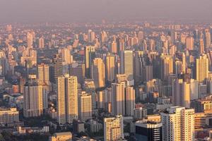 Schlecht Luft Verschmutzung im Stadt. Uhr 2.5 Staub im Bangkok oder Center Stadt, Hauptstadt Stadt sind bedeckt durch schwer SMOG, neblig Morgen und Sonnenaufgang im Innenstadt mit Schlecht Luft Verschmutzung, Platz zu Risiko von Krebs, Thailand foto