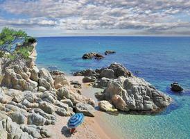 Küsten Landschaft und idyllisch Strand beim Costa Brava, Katalonien, Mittelmeer Meer, Spanien foto