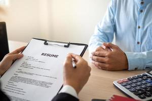 Führungskräfte sind interviewen Kandidaten. Interview Kompetenzen und Vorgespräch Vorbereitung. Überlegungen zum Neu Angestellte foto