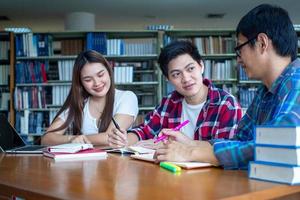 ein Gruppe von Studenten oder Universität Studenten genießen studieren im das Hochschule Bibliothek. foto