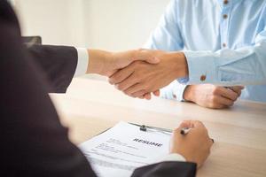 das Handschlag von das Exekutive akzeptieren Neu Angestellte zu beitreten das Unternehmen. erfolgreich Job Interview foto