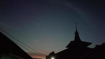 ein Moschee und das Himmel im das Abend foto