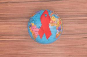 rotes Band symbolisiert Weltgesundheitstag foto