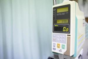 Infusionspumpe tropft im Krankenhaus foto