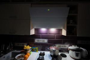 Seite Aussicht von Stil Küche Innere im lila Töne im Abend. foto