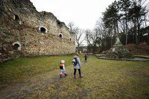 Mutter und Mädchen Besuch uralt mittelalterlich Festung Terebovlia Schloss, Ukraine. foto