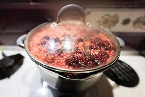 Kochen Topf mit köstlich Beeren Kompott. foto