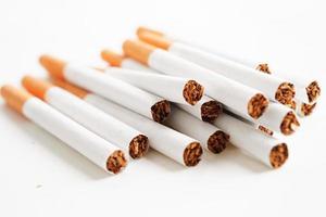 zigarette, rolltabak in papier mit filterrohr, rauchverbotskonzept. foto