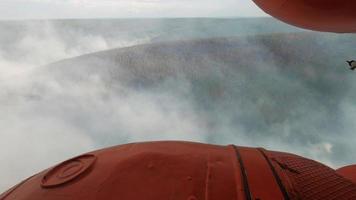 Wald Verbrennung. Hubschrauber Aussicht von Wald Feuer. Hubschrauber Feuer Inspektion foto