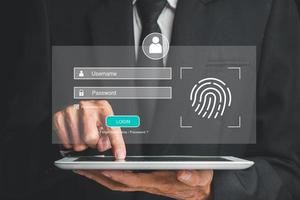 Person Hand Tippen auf Digital Tablette mit Anmeldung und Passwort und Fingerabdruck auf Bildschirm Anzeige, Cyber Sicherheit Konzept, Daten Schutz und gesichert Internet Zugang.. foto