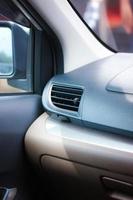 das Kühlung System im das Wagen. Auto Luft Conditioner, frisch Luft ist Kommen aus, Luft Konditionierung System foto