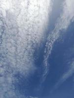 schöne weiße Wolken auf tiefblauem Himmelshintergrund. Große, helle, weiche, flauschige Wolken bedecken den gesamten blauen Himmel. foto