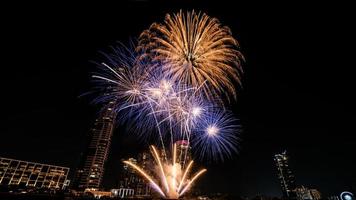 feuerwerk auf dem fluss im dunklen himmel foto