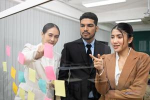 asiatisch Geschäft Mannschaft Brainstorming Neu Projekt im Treffen foto