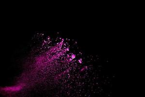 lila Farbe Pulver Explosion Wolke auf schwarz hintergrund.lila Staub Partikel Spritzen.