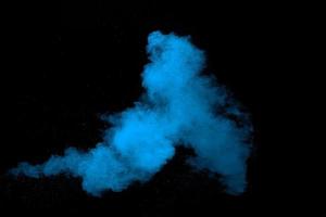 Blau Farbe Pulver Explosion Wolke auf schwarz Hintergrund. Nahansicht von Blau Staub Partikel Spritzen. foto