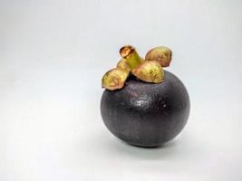Mangostan Frucht, isoliert auf Weiß Hintergrund foto