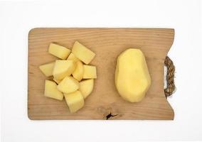 Kartoffel Keile auf ein Schneiden Tafel foto