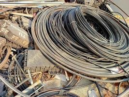 elektrisch Kabel draussen Hochspannung Kabel Drähte auf ein Schrott Hof. warten zum recyceln foto