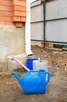 Sammlung von Regenwasser im anders Kanister Eimer, Bewässerung Büchsen im das Hof von seine Haus in der Nähe von das Fallrohr zum des Weiteren verwenden und Bewässerung, Raum zum Text foto