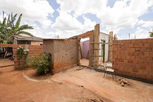 Plantagen, goias, Brasilien, Februar 25 2023 ein schlecht gebaut Zuhause im planaltina Das war auf das Rand von zusammenbrechen und jetzt ist Sein wieder aufgebaut foto