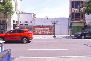 Surabaya, Indonesien, 2022 - - Aussicht von Straße Bedingungen auf surabaya tunjungan Straße foto