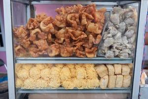 Glas Regale benutzt zum Verkauf Fleischklößchen. Frikadelle Straße Essen Verkäufer. asiatisch Mann Verkauf Bakso durch Gehen und schieben Nieder das Essen Karren foto