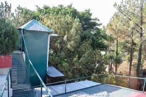 am frühen morgen blick auf das moderne dachrestaurant in kasauli, himachal pradesh in indien, blick auf die berghügel vom open-air-restaurant in kasauli, kasauli dachrestaurant foto