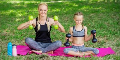 jung Frau und Mädchen sind Ausbildung mit Hanteln foto