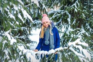 jung Frau Stehen im Winter Wald foto
