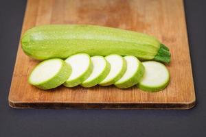 Scheiben von Zucchini auf hölzern Tafel foto