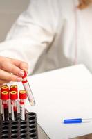 Krankenschwester nimmt leeren Blut Prüfung Tube foto