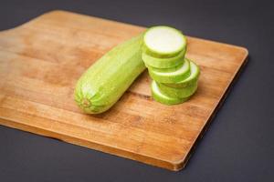 Scheiben von Zucchini auf hölzern Tafel foto