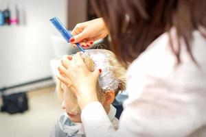 Fachmann Friseur Färberei Haar im Weiß foto