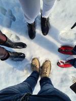 Familie Beine im das Schnee foto