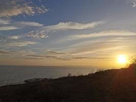 Sonnenuntergang, das Sonne setzt im das Meer, Aussicht von das Cliff foto