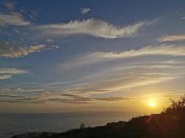 Sonnenuntergang, das Sonne setzt im das Meer foto