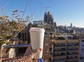 Morgen Aussicht von Barcelona mit ein Papier Tasse von Kaffee foto