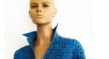 Porträt von ein Mannequin ohne Haar im ein Blau Hemd mit ein aufstehen Kragen. Trends und Stile im Kleidung. Damen Mode. Boutique. Schneider Schneiderei zu Befehl. Der Umsatz von Kleidung. Kopieren Raum zum Text. foto