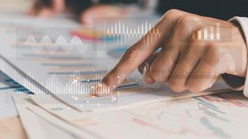 Geschäftsmann lesen Graph Bericht und Geschäft Statistiken Diagramme ,Analyse und Verbesserung von korporativ Strategie ,verwalten finanziell und Marketing Unterlagen , Statistiken und Daten Konzepte foto