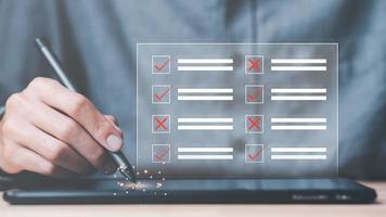 Geschäftsmann zeigen virtuell Symbole, Bewertung Kontrollkästchen ,Daten Analyse Prozess , Vorabgenehmigung Qualität Bewertung ,Fragebogen, online Umfrage oder Prüfung ,Auswertung, Checkliste Ideen foto