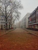 nebelig Straße im Deutschland foto