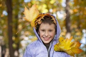 Herbst Porträt von ein Kind im Herbst Gelb Blätter.schön Kind im das Park draußen, Oktober Jahreszeit foto