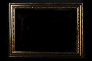 golden klassisch leer Rahmen auf schwarz Hintergrund. foto
