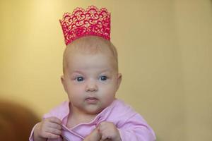 Porträt von ein wenig drei Monate alt Mädchen im ein Krone. Kind Prinzessin. foto