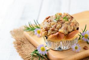 Butterscotch Brot mit Nüsse auf oben auf Holz plattiert foto