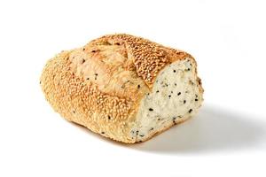 Französisch Korn Brot mit Weiß und schwarz Sesam isolieren auf Weiß Hintergrund, Zuhause gemacht Bäckerei foto