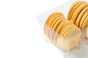 runden Cracker Kekse im Plastik Box isoliert auf Weiß Hintergrund, foto