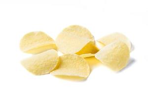 Kartoffel Chip isoliert auf Weiß Hintergrund, Fett Essen oder Müll Essen foto
