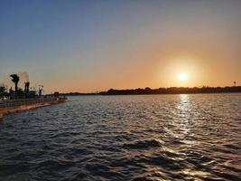 schön Abend und bunt Sonnenuntergang beim Jeddah, Corniche, Saudi Arabien, foto